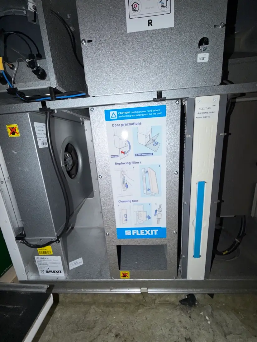 Ventilasjonsaggregat åpnet for rens