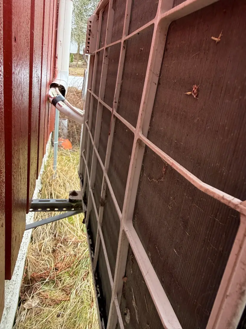 Utedelen til en varmepumpe på husveggen